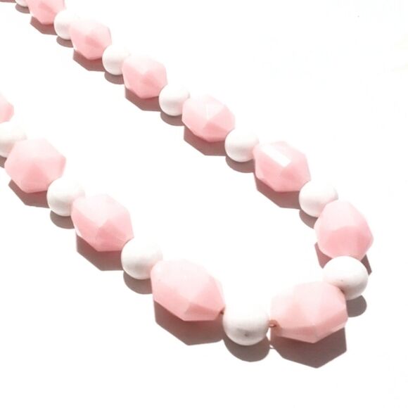 Vintage Chunky Mid Century Pink and White Beaded Necklace - Picture 3 of 7